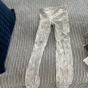 White patterned lulu leggings
